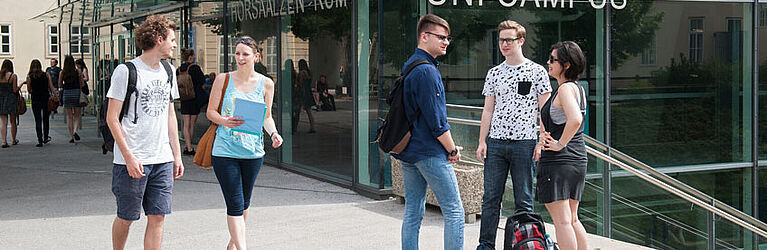 Studierende vor dem Hörsaalzentrum am Campus